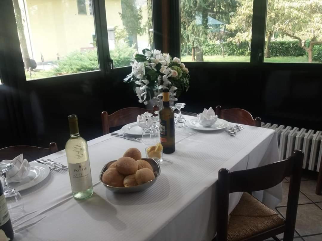 Mambly B&B Ristorante Pizzeria Galliate Экстерьер фото